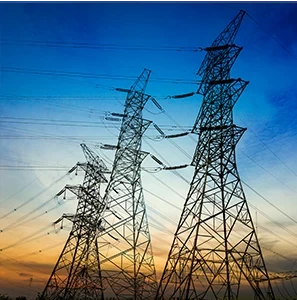 Gün batımında elektrik iletim hatları